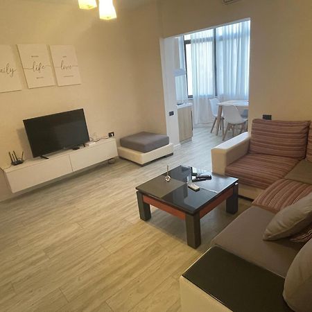 Lacasa-21 Dhjetori Tirana Exteriör bild