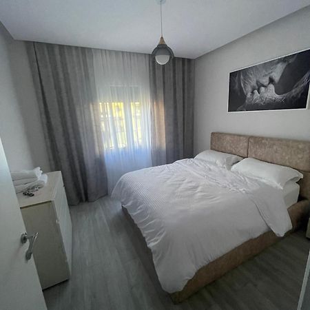 Lacasa-21 Dhjetori Tirana Exteriör bild