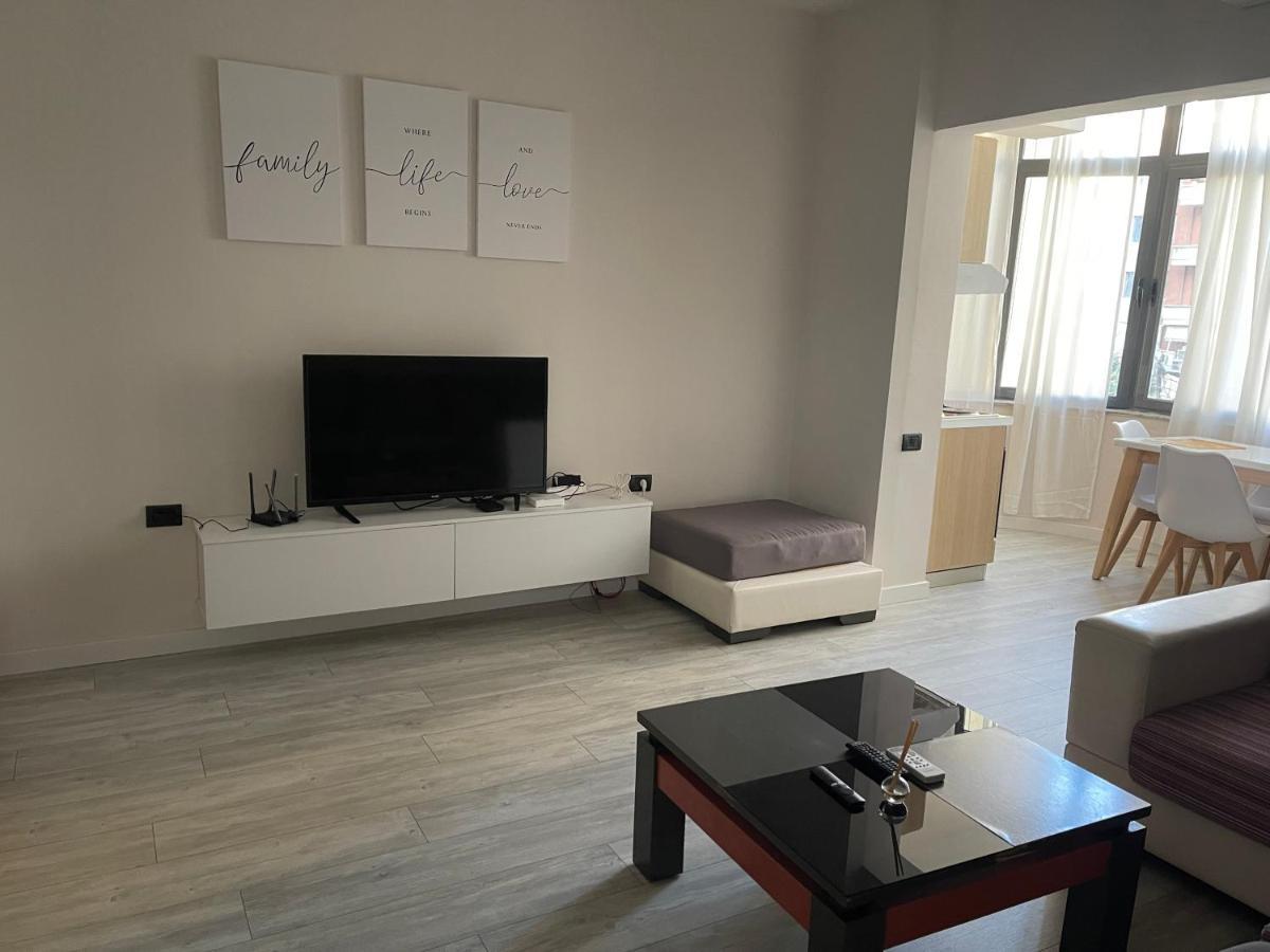 Lacasa-21 Dhjetori Tirana Exteriör bild