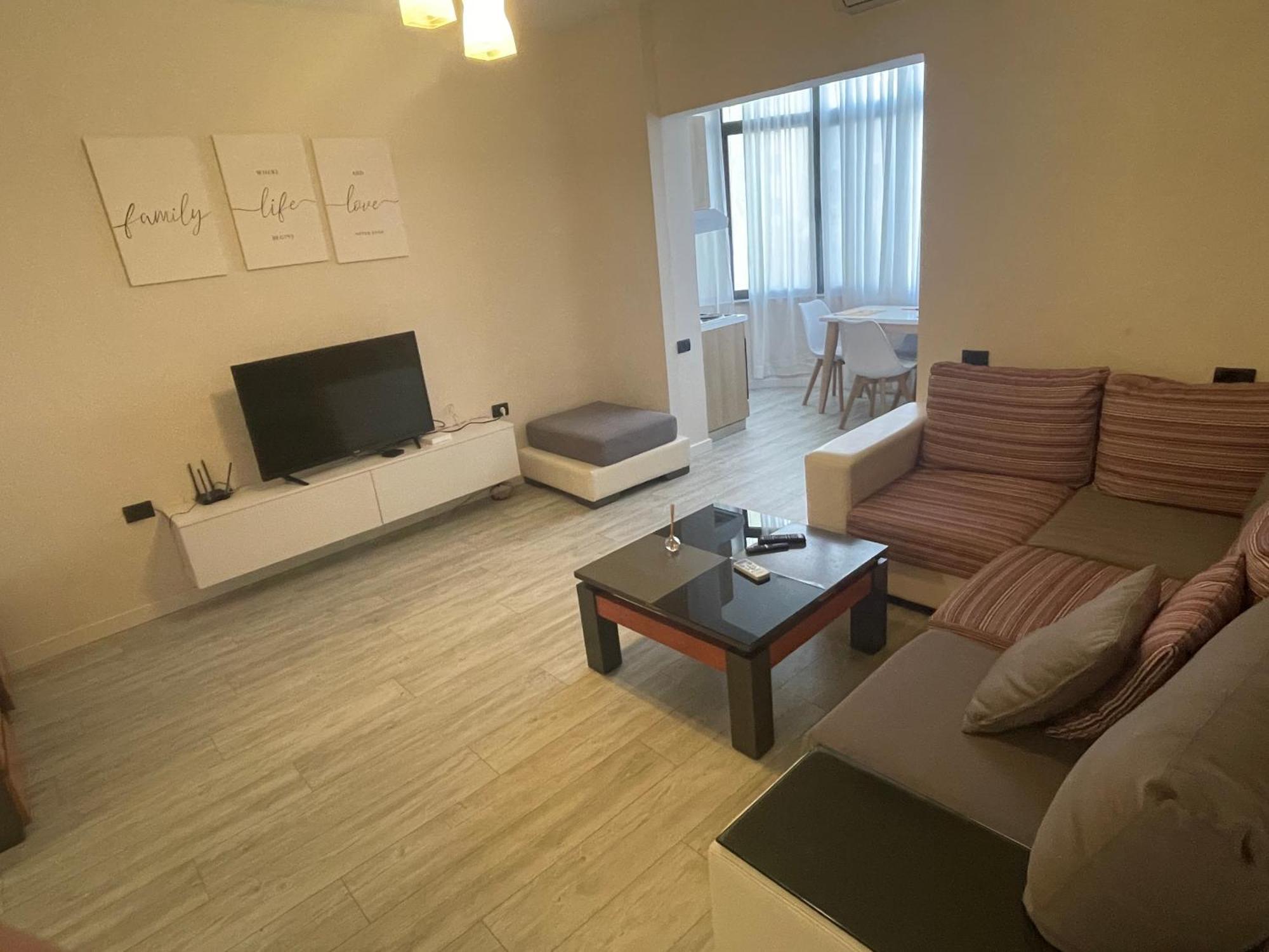 Lacasa-21 Dhjetori Tirana Exteriör bild