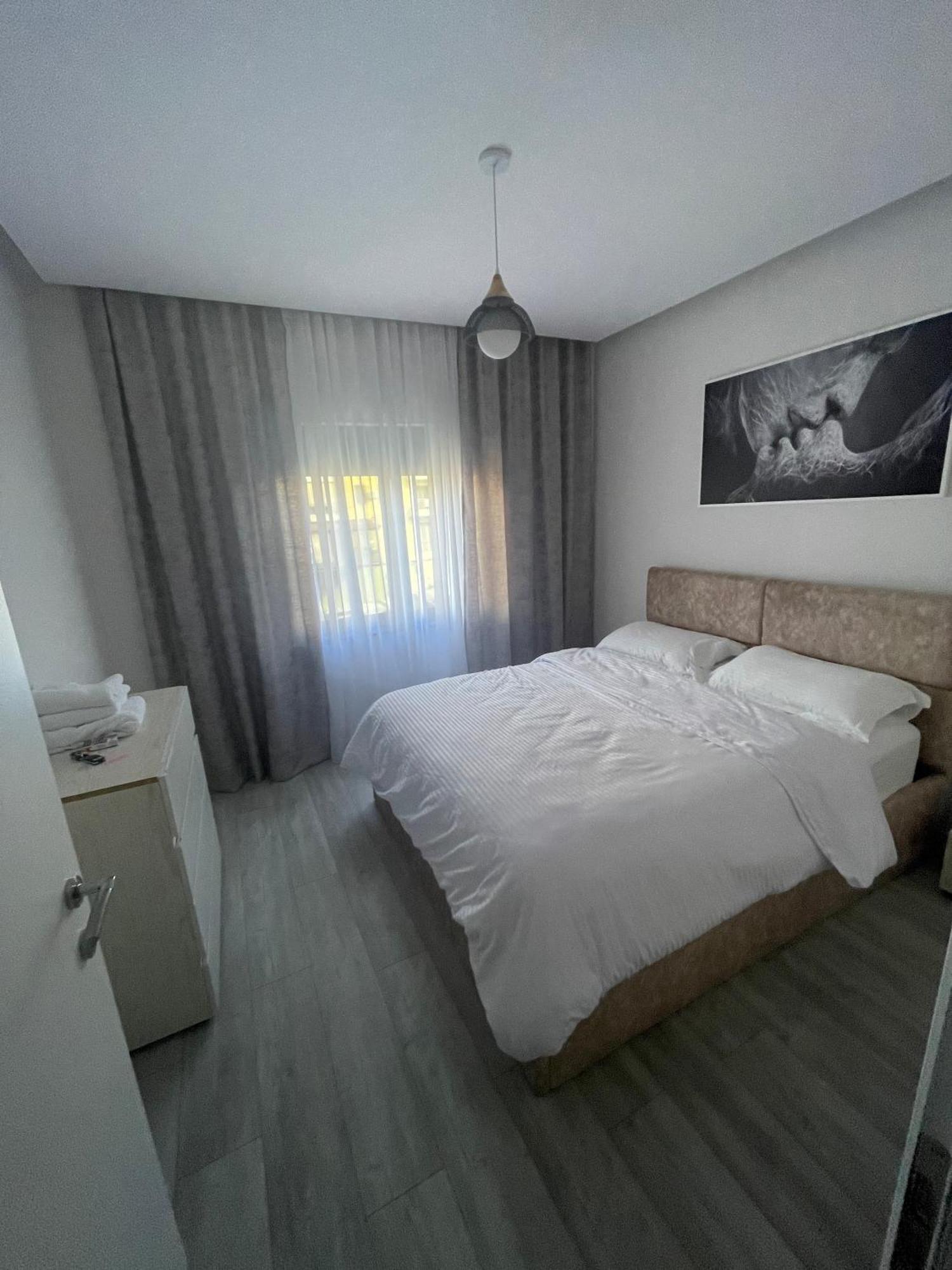 Lacasa-21 Dhjetori Tirana Exteriör bild