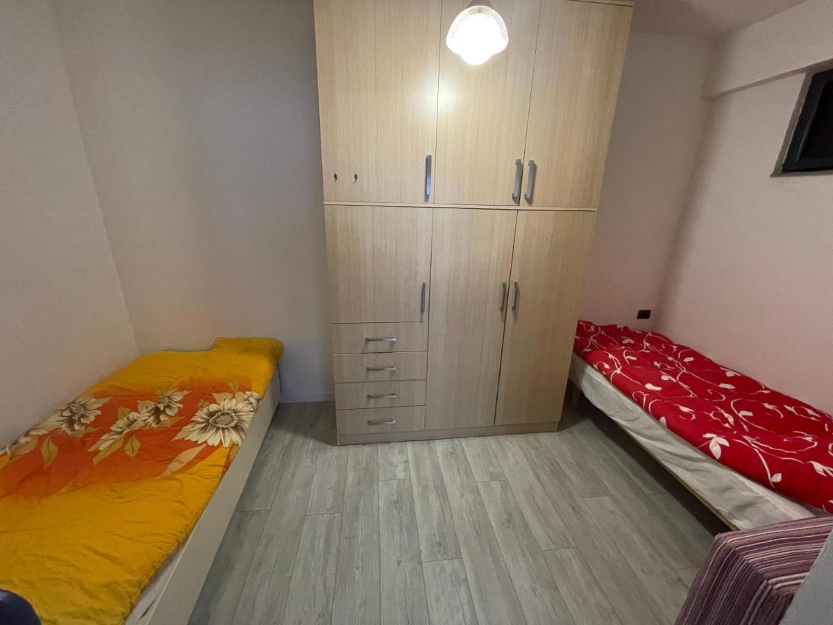 Lacasa-21 Dhjetori Tirana Exteriör bild